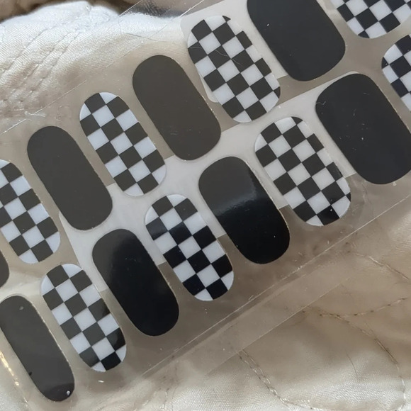 Checkerboard Nail Art Strip Wraps Full Cover Nail Stickers 16Pcs/Sheet - Picture 2 of 3